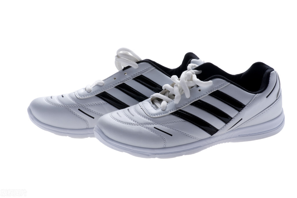 小白鞋怎么保养又好看,小白鞋怎样穿能变干净