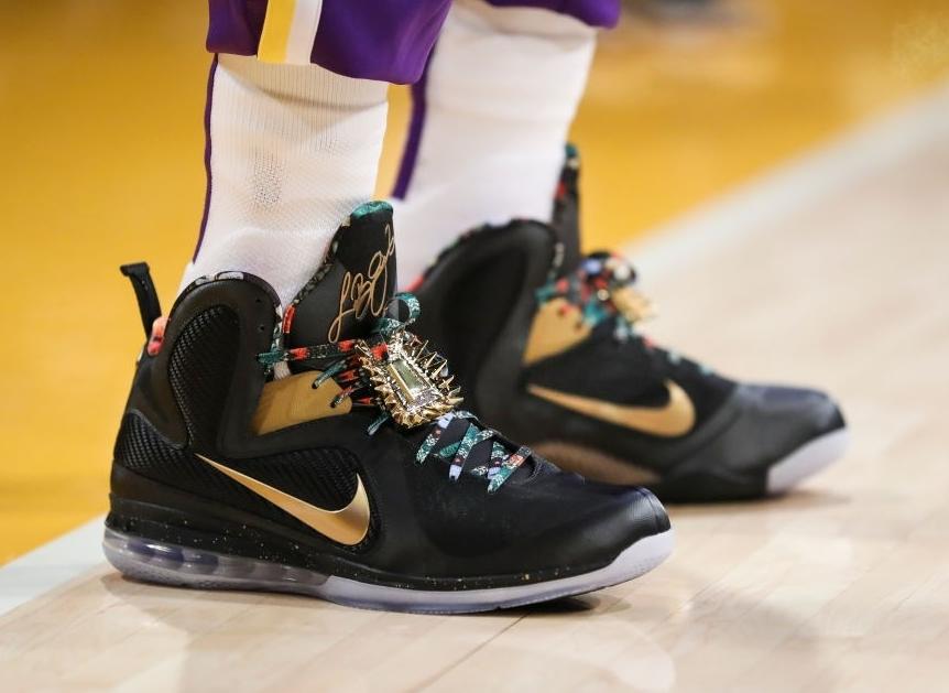 老詹上脚的板鞋,老詹崴脚起来后直接跺脚