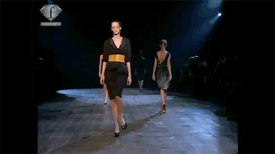 靠审丑年销500万双，这家爆火鞋牌，凭什么带火中国小村？