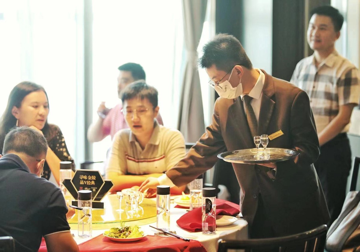 “寻味金陵·品V经典”第二站南京金奥费尔蒙酒店粤菜和本地食材、美酒的融合“碰撞”