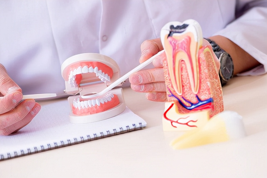 为什么种植一颗牙比一口假牙还贵,为什么假牙种牙这么贵