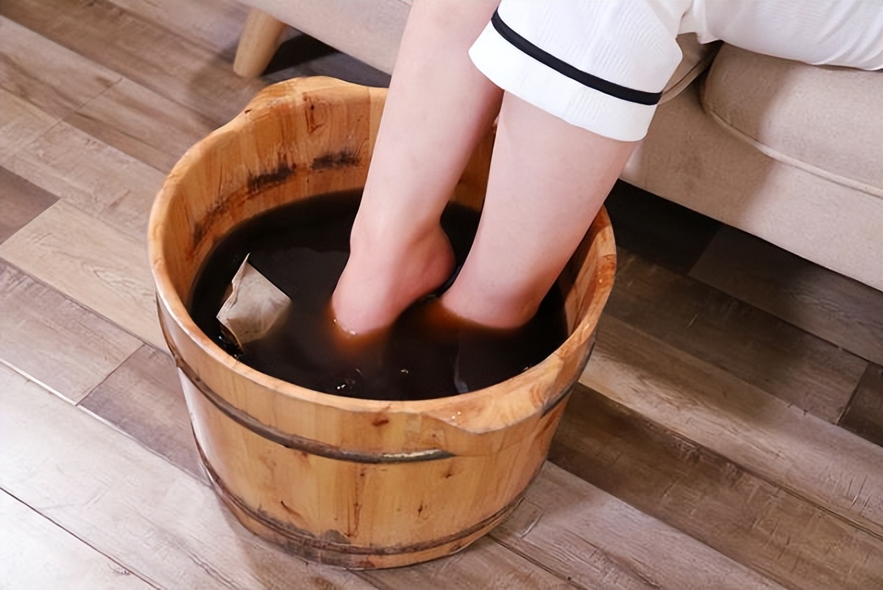 艾叶泡脚，坚持一个月后，会给身体带来哪些变化？早点来了解