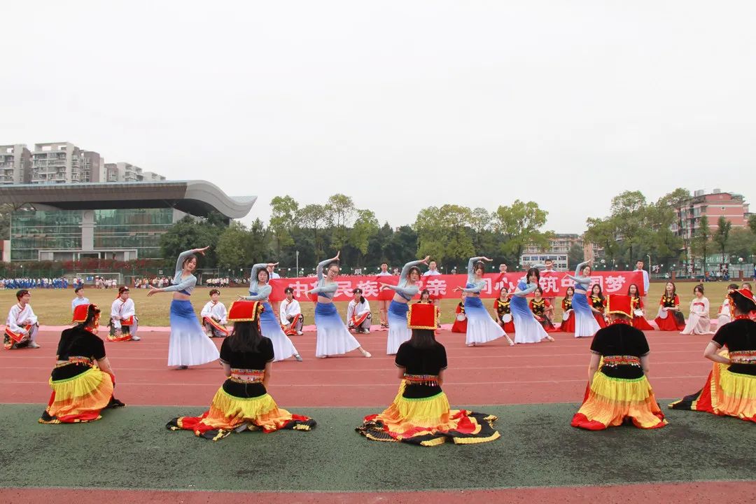 师徒结对薪火传，魔棒点火显智慧！华西中*运学**动会开幕式，燃了