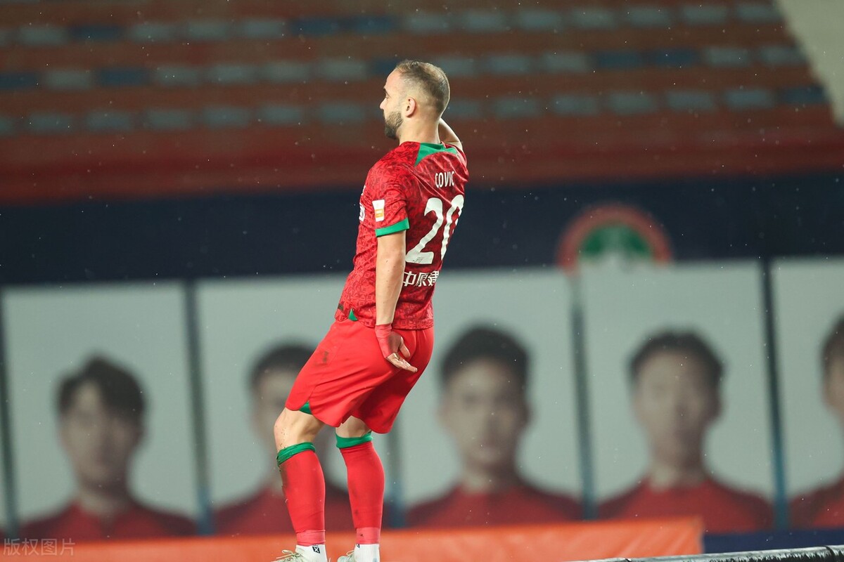 科维奇对球迷敬礼,科维奇向建业球迷敬礼