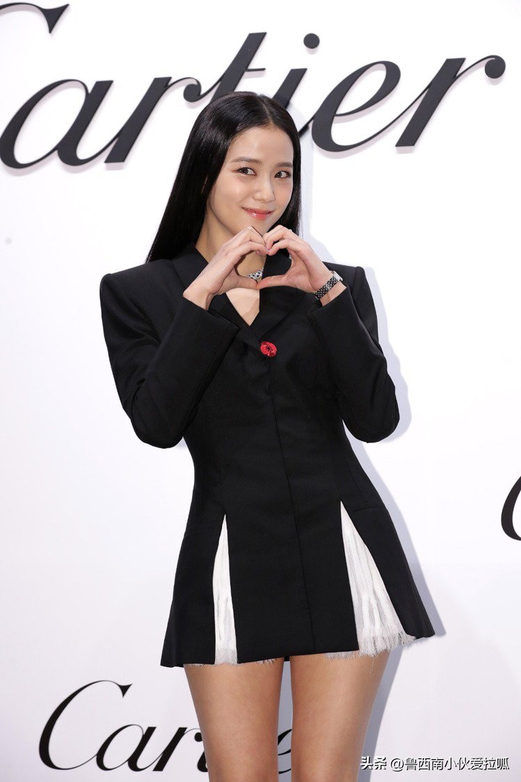 音乐青春无敌!JISOO百折小短裙、艾蜜莉亚火辣全透视