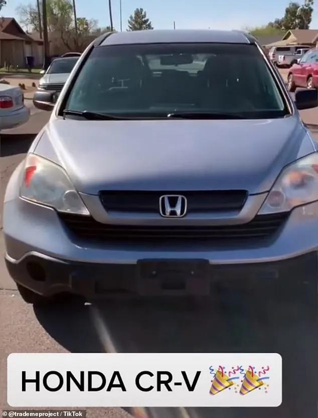 外国妹纸想用一个小发卡，跟别人换一栋房子，最后居然成功了