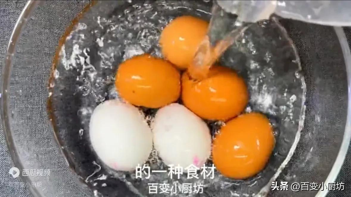 炒核桃带壳泡水的正确做法,把核桃放进滚烫油锅里