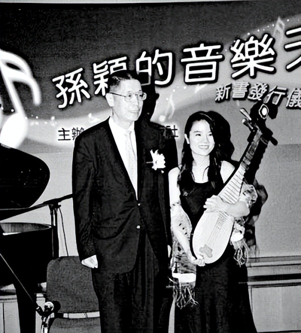 钢琴家刘诗昆：78岁娶女徒弟，81岁升级当爸爸，一家三口其乐融融