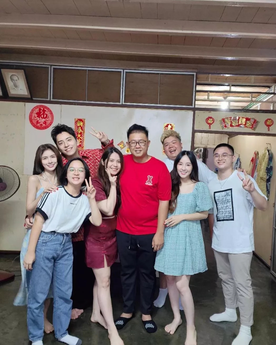 王大陆蔡卓宜高调秀恩爱,甜蜜喂食牵手逛街,交往两年仍在热恋期