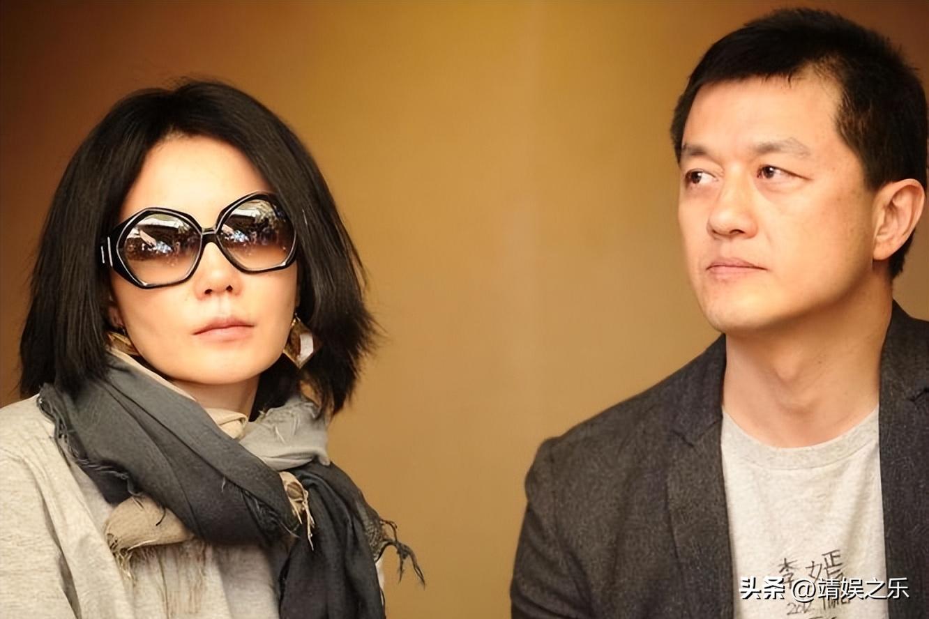 王菲谢霆锋复合七年首合体,王菲谢霆锋挽手同回北京在撒狗粮