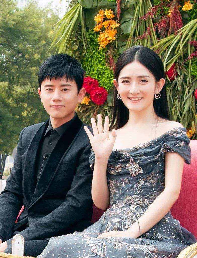 张杰谢娜一家人演唱会,谢娜穿银色外衣私下和张杰聚会