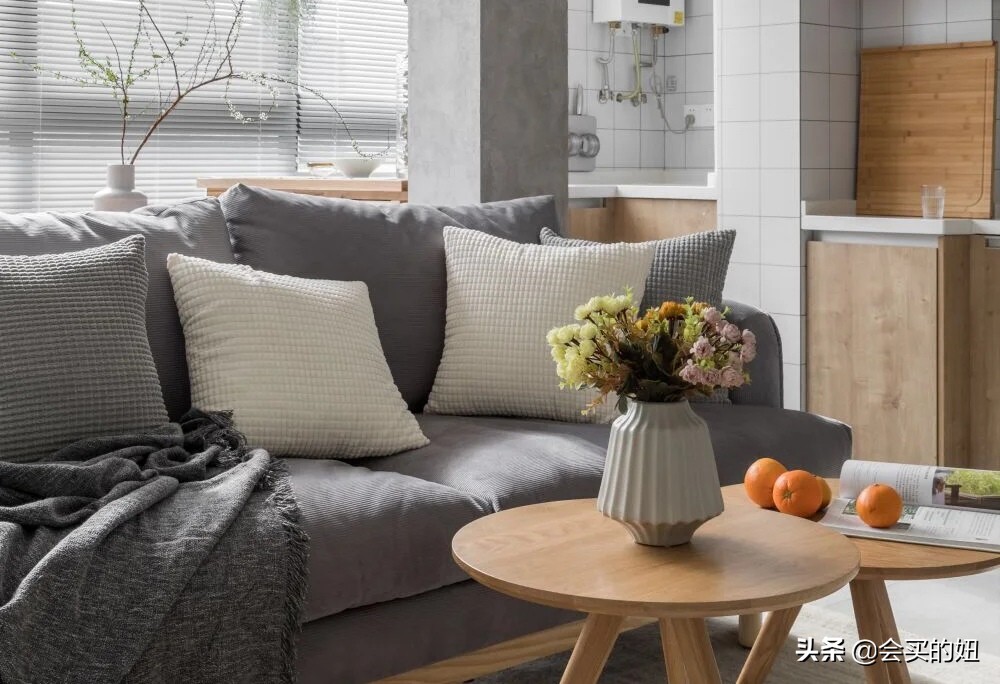 黑白灰现代简约风格客厅沙发颜色,墙漆是蓝色选什么颜色的皮质沙发