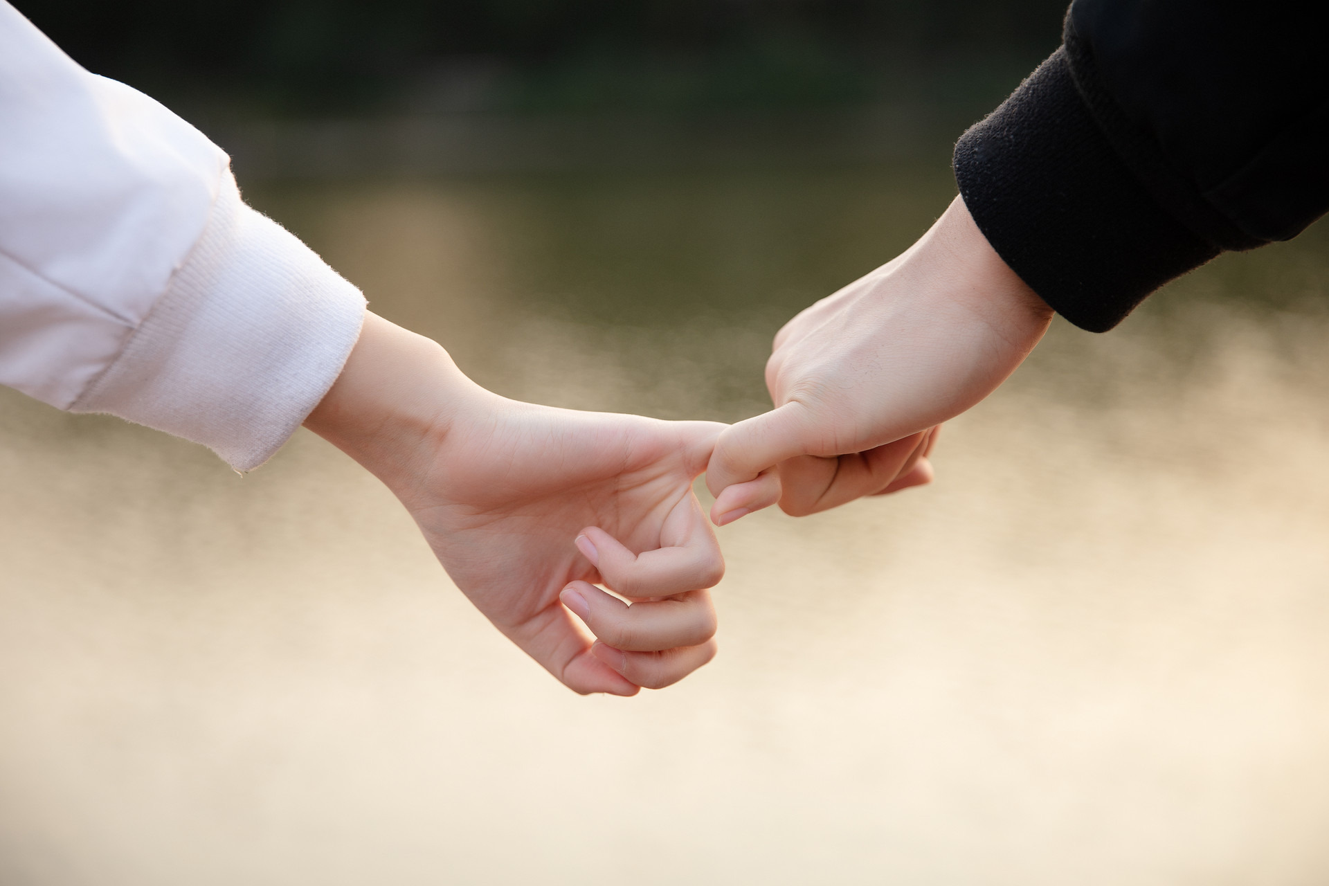 越爱一个人越拒绝,越是爱一个人越是冷漠