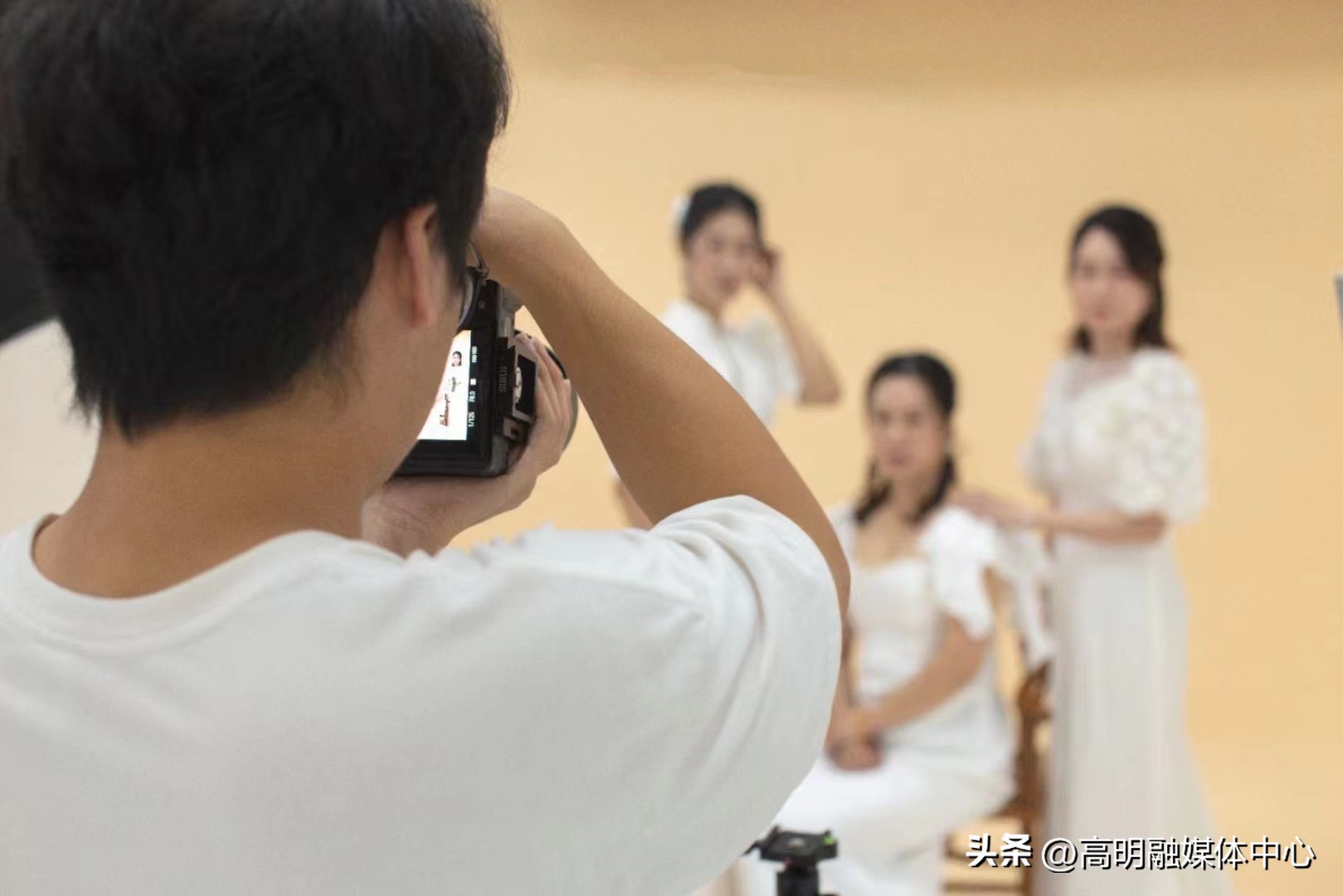 90后小伙用镜头拍照,95后摄影小伙