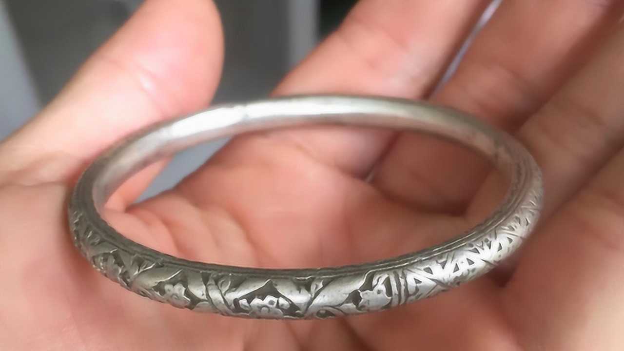 佩戴银手镯能把身体酸性消除吗,银手镯长期带着会破坏神经系统吗