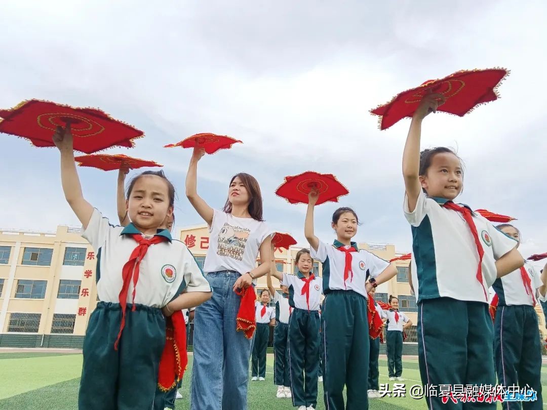 表演竹竿舞跳绳,跳绳竹竿舞大课间