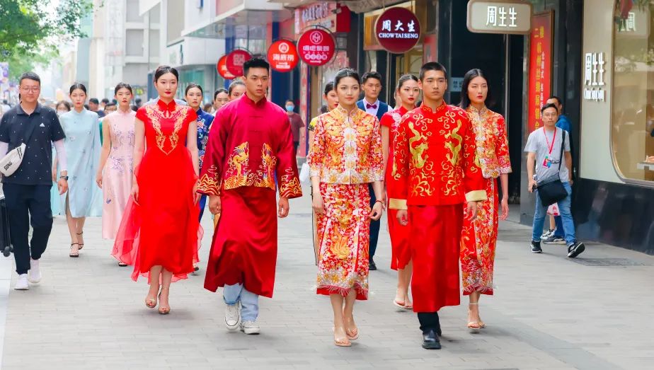 2020天津时装周精彩大秀,皮尔卡丹快闪