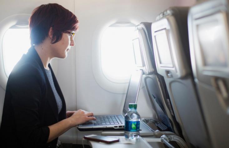 飞机上会提供哪些免费的东西,飞机上哪些东西是免费吃的