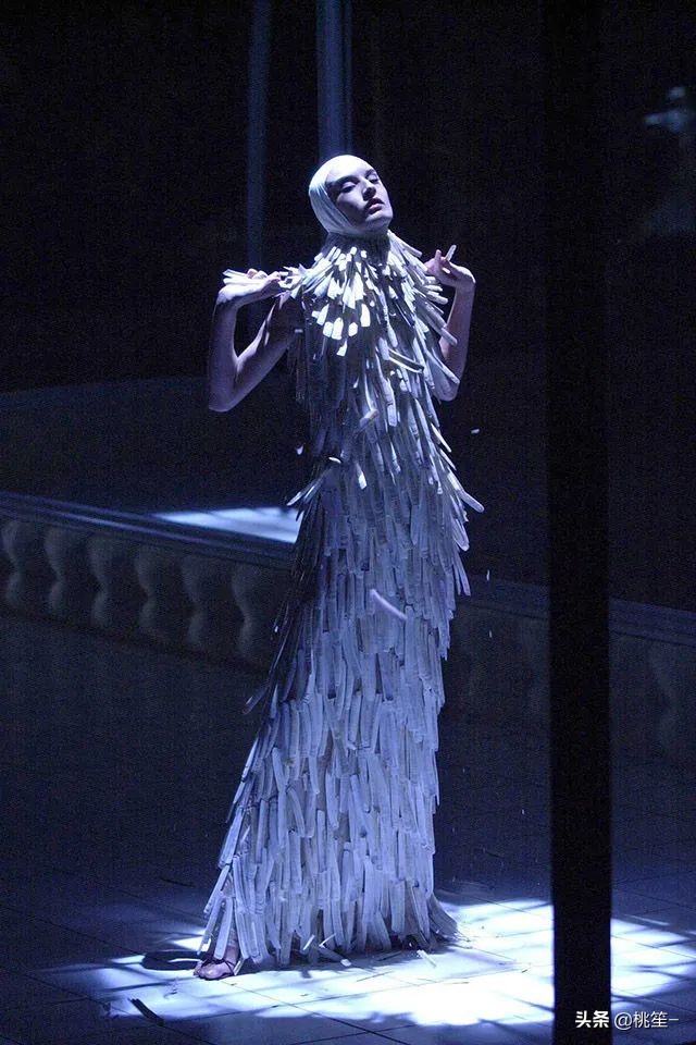 麦昆alexandermcqueen怎么穿,麦昆ALEXANDERMCQUEEN新款套装