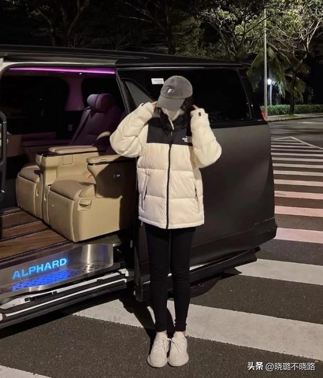 小白鞋搭配羽绒服好看吗,小白鞋搭配羽绒服长款