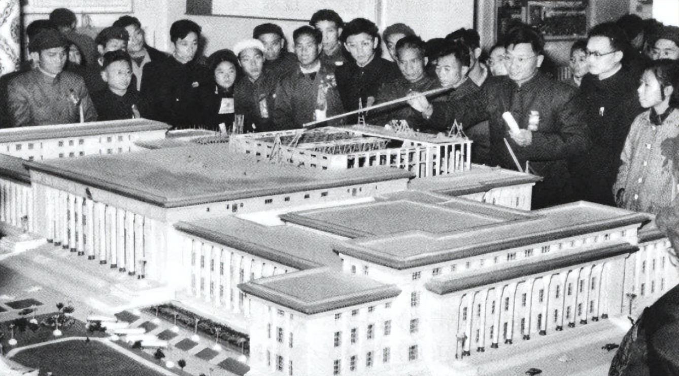 1959年人民大会堂落成，毛主席指着天花板笑问：这是谁的主意
