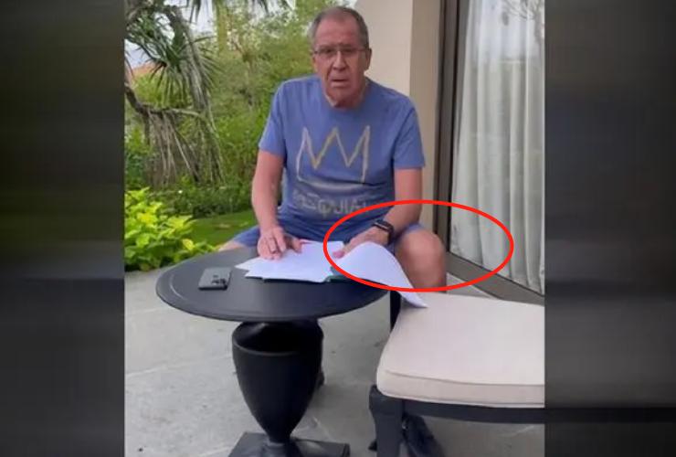 俄罗斯外长回应使用苹果设备,用的华为手机戴的苹果手表