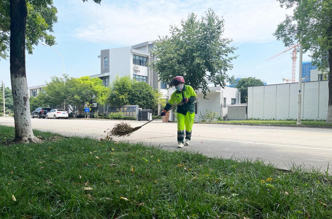 烈日下他们挥汗奋战,烈日下他们穿针引线