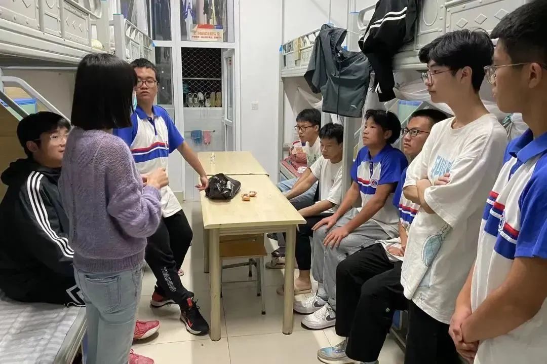 鐩涗笘鍗庤癁鐮ョ牶鍓嶈,鐩涗笘涓崕鐮ョ牶鍓嶈