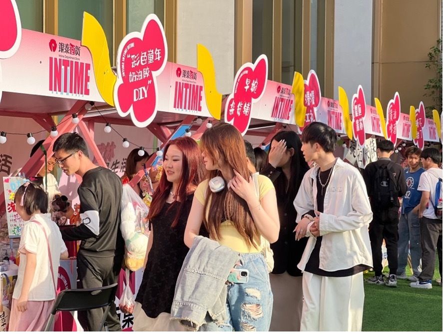 银泰百货防晒衣销量上涨164%，成为游客五一的“度假战衣”