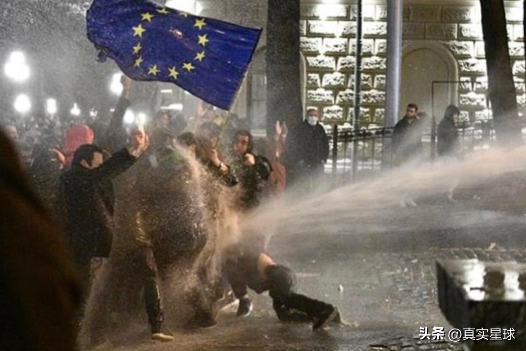 俄国后院小国大乱！格鲁吉亚国会惨遭暴民*攻围**，网民：美国又颠覆