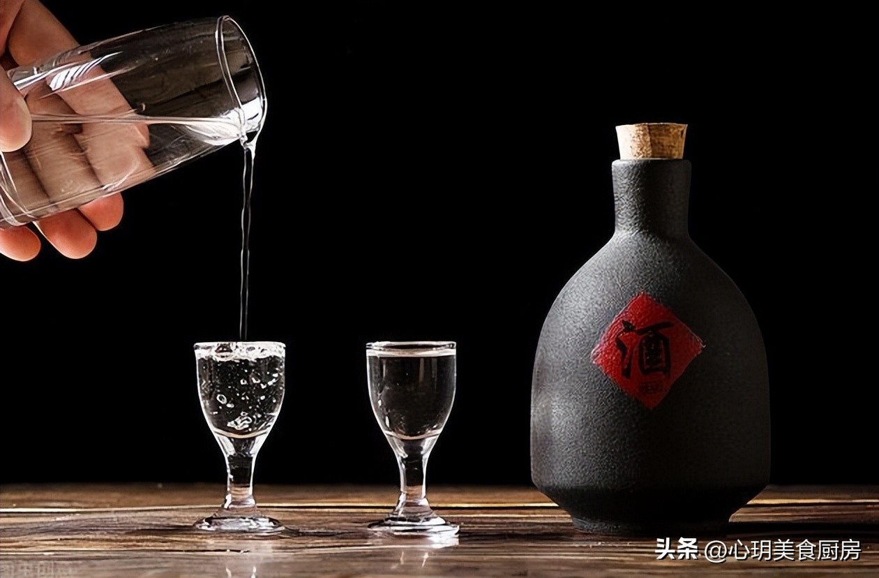 往白酒里倒潮湿的东西,往白酒里倒水能喝么