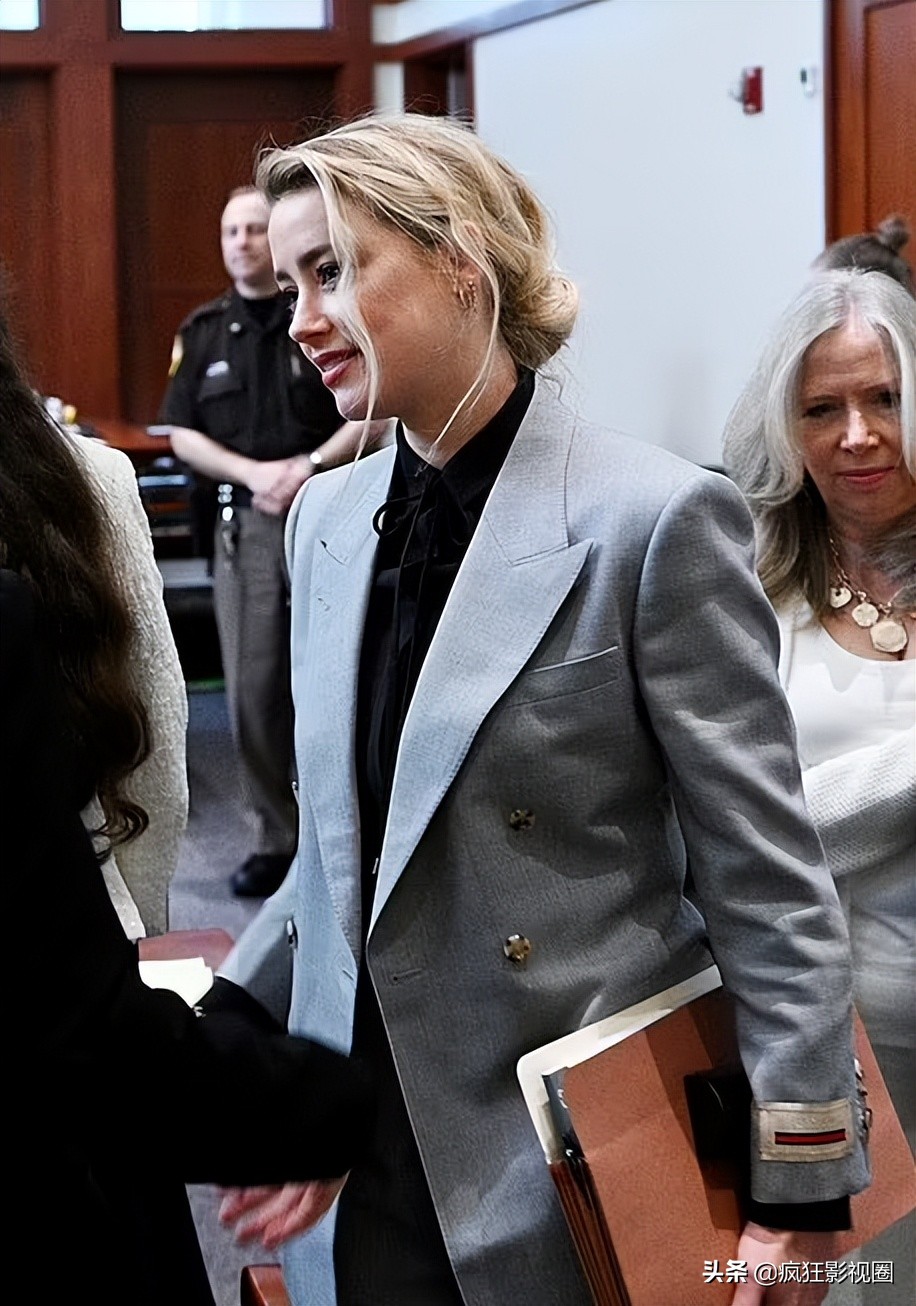 好莱坞不敢封杀，世界首富保驾护航，美国“女海王”要锤爆船长了