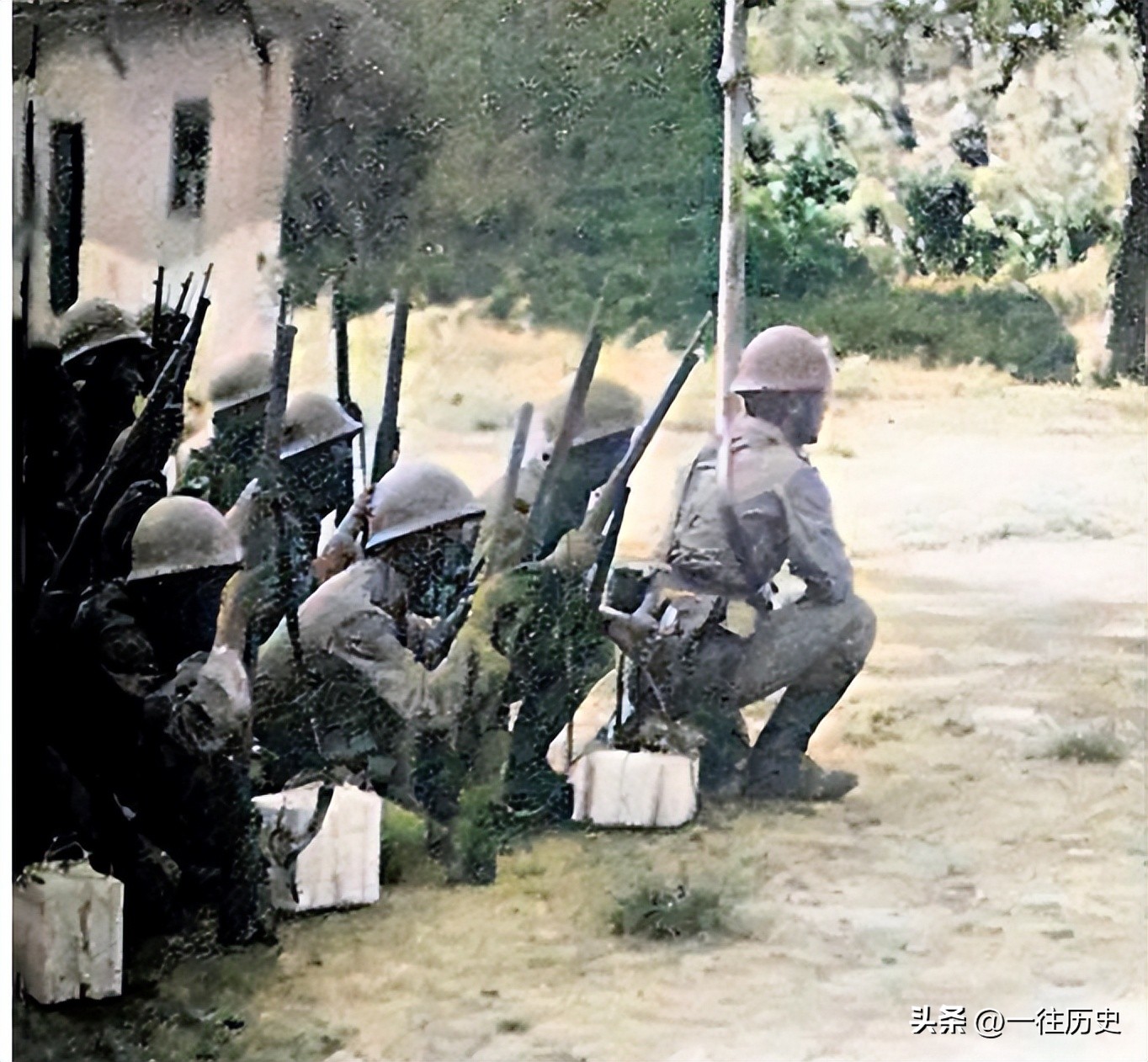 1941年,日军入侵香港,在城中无恶不作,女星新婚之夜被轮奸
