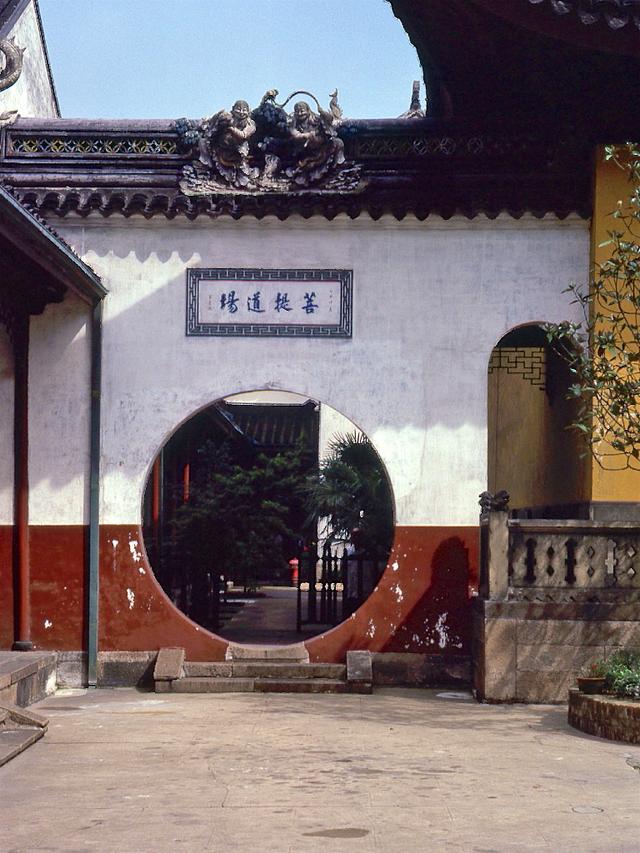 八十年代的上海老照片,踩在东海沿岸闪耀着无与伦比的繁荣骄傲