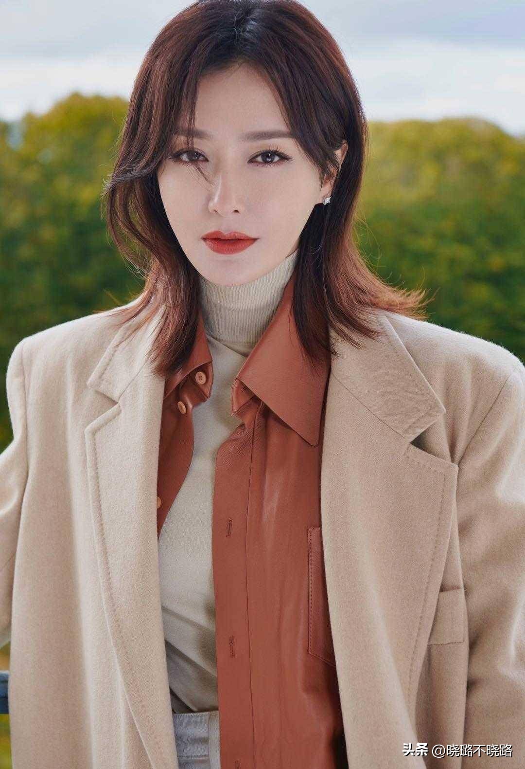 高领衫怎么搭配外套更好看,风衣半高领针织衫搭配