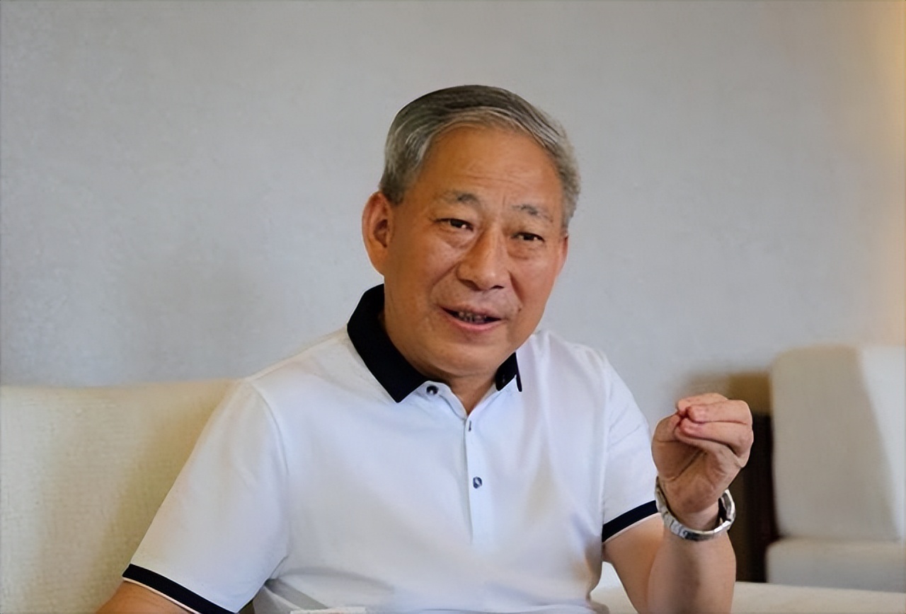 他是南京首富，35岁身家千亿！父亲娶学生为妻，成地产界“霸主”