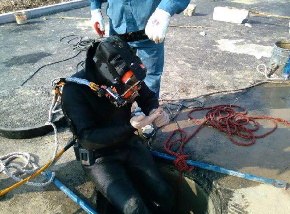 打桩机水鬼捞钻头3d演示,为什么打桩机一定要人下水里面捞