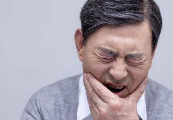 地平类降压药导致牙龈增生怎么办,吃氨氯地平降压药出现牙龈增生