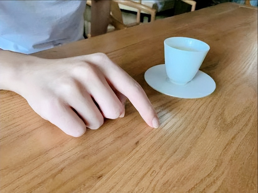 别人给倒酒应该怎样敲桌子,给别人倒酒然后敲桌子是什么意思