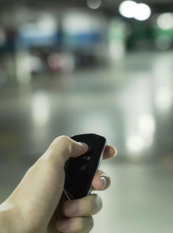 车钥匙没电没机械怎么开门,车钥匙没电去哪里修