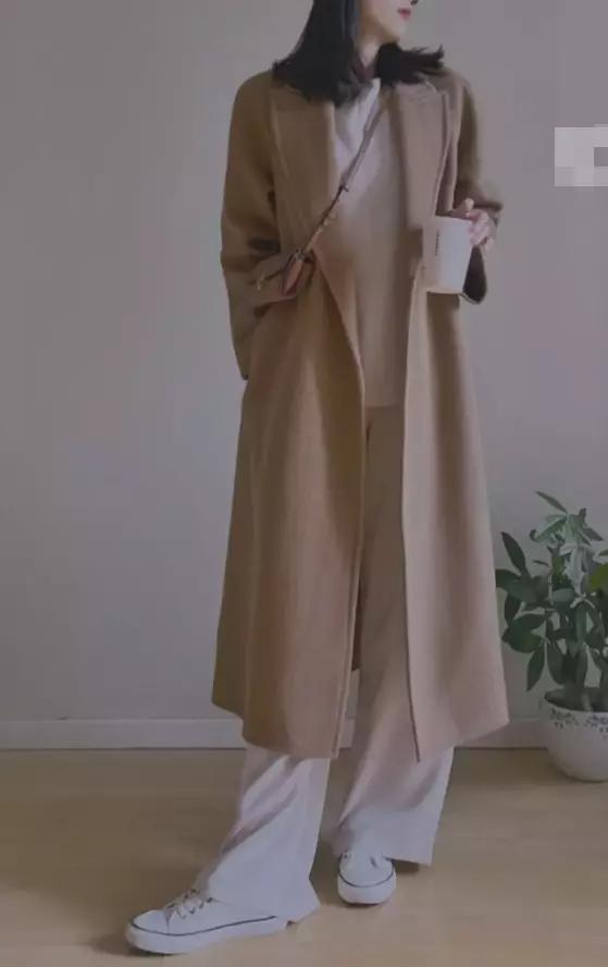 上了年纪的女人少穿这3种羽绒服,上了年纪的女装运动鞋