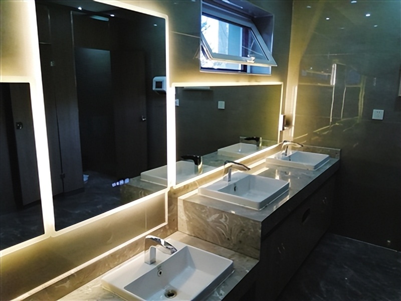 提高我市公共厕所人性化水平,加强公共卫生间管理与服务情况