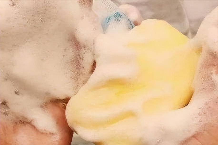 一女子坚持上海药皂洗头半年,一女子坚持硫磺皂洗头半年生发