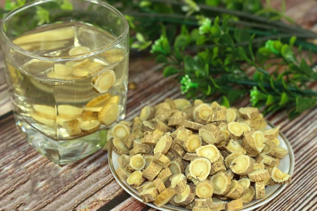 长期喝黄芪水对人体有什么坏处,常喝黄芪水的好处及危害