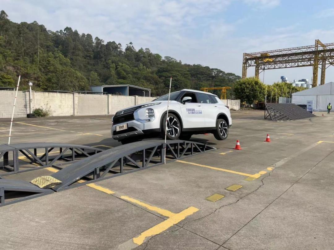 试驾全新三菱欧蓝德,新一代三菱欧蓝德试驾视频