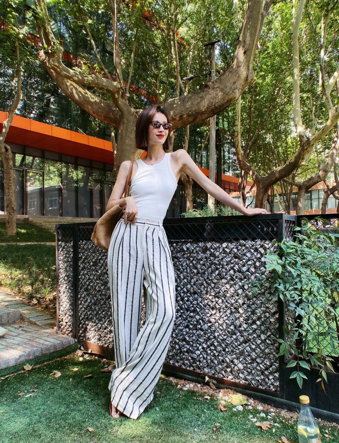 简约背心是一件百搭单品,哪种款式的背心比较经典百搭呢