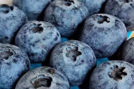 50岁女人脸部暗黄吃什么好,40岁的女人肤色暗黄改善食物