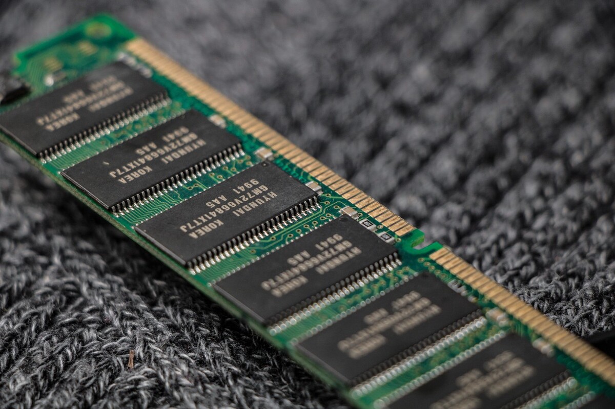 电脑主机重复自动重启显示器不亮,台式电脑显示器不亮怎么回事