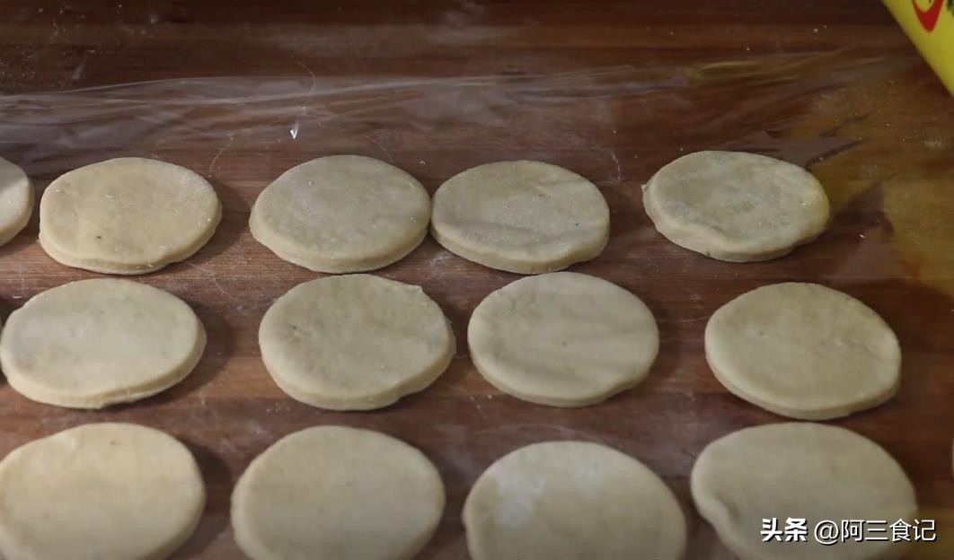 香蕉油条怎么做酥脆松软,用香蕉和芝麻糊做油条