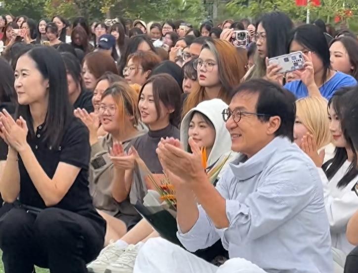 成龙出席武汉大学典礼,成龙武汉高校出席活动